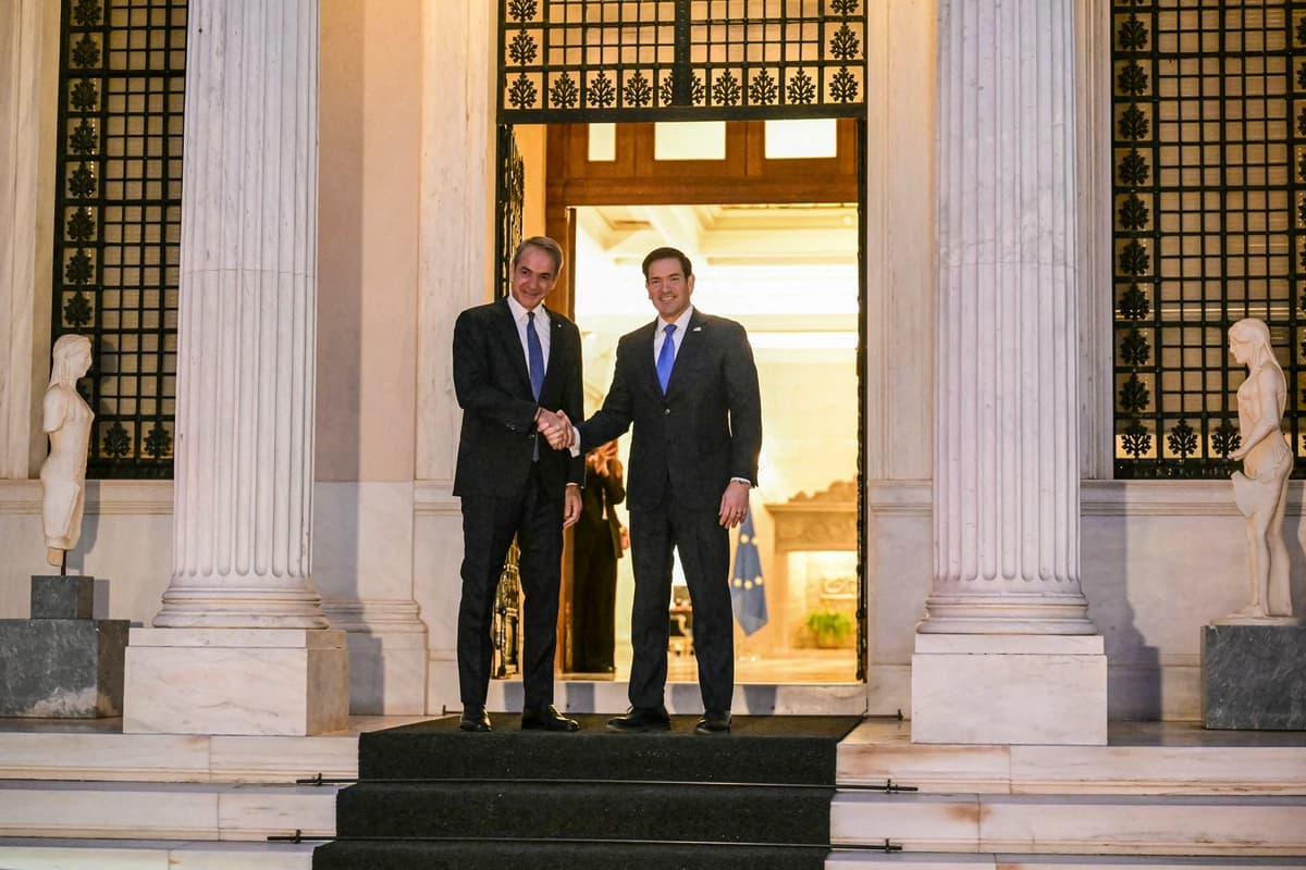 El secretario de Estado estadounidense, Marco Rubio (derecha), estrecha la mano del primer ministro griego, Kyriakos Mitsotakis, antes de su reunión en la mansión Maximos de Atenas, el 7 de octubre de 2026. (Aris Messinis / AFP vía Getty Images).