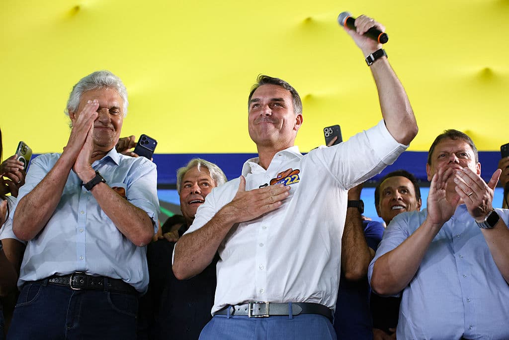El senador de derecha y candidato presidencial del Partido Liberal (PL) de Brasil, Flavio Bolsonaro (C), gesticula en compañía del ex candidato presidencial Ronaldo Caiado (I) y del gobernador de São Paulo, Tarcisio de Freitas, durante un mitin en Goiânia, en el estado de Goiás (Brasil), el 6 de octubre de 2026. (Sergio Lima/AFP vía Getty Images)