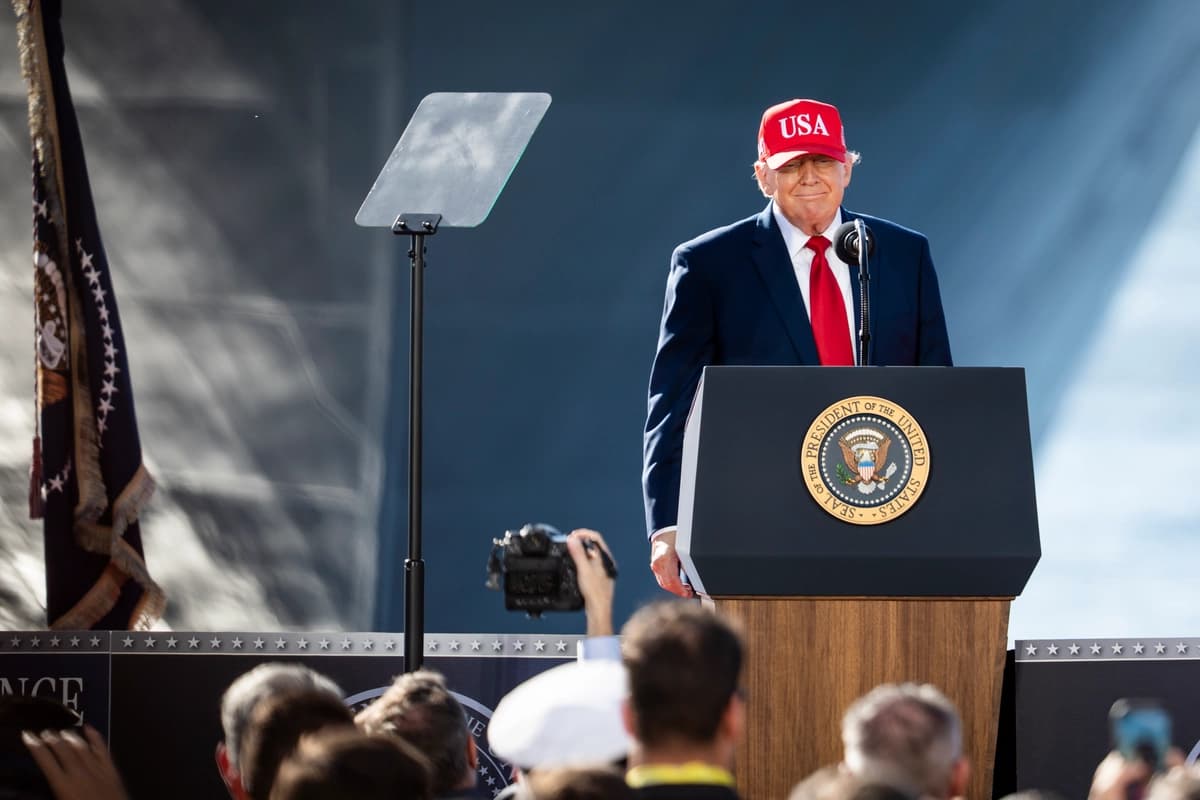 El presidente Donald Trump pronuncia un discurso en Anduril Industries en Sparrow Point, Maryland, el 6 de octubre de 2026. (Madalina Kilroy/The Epoch Times).