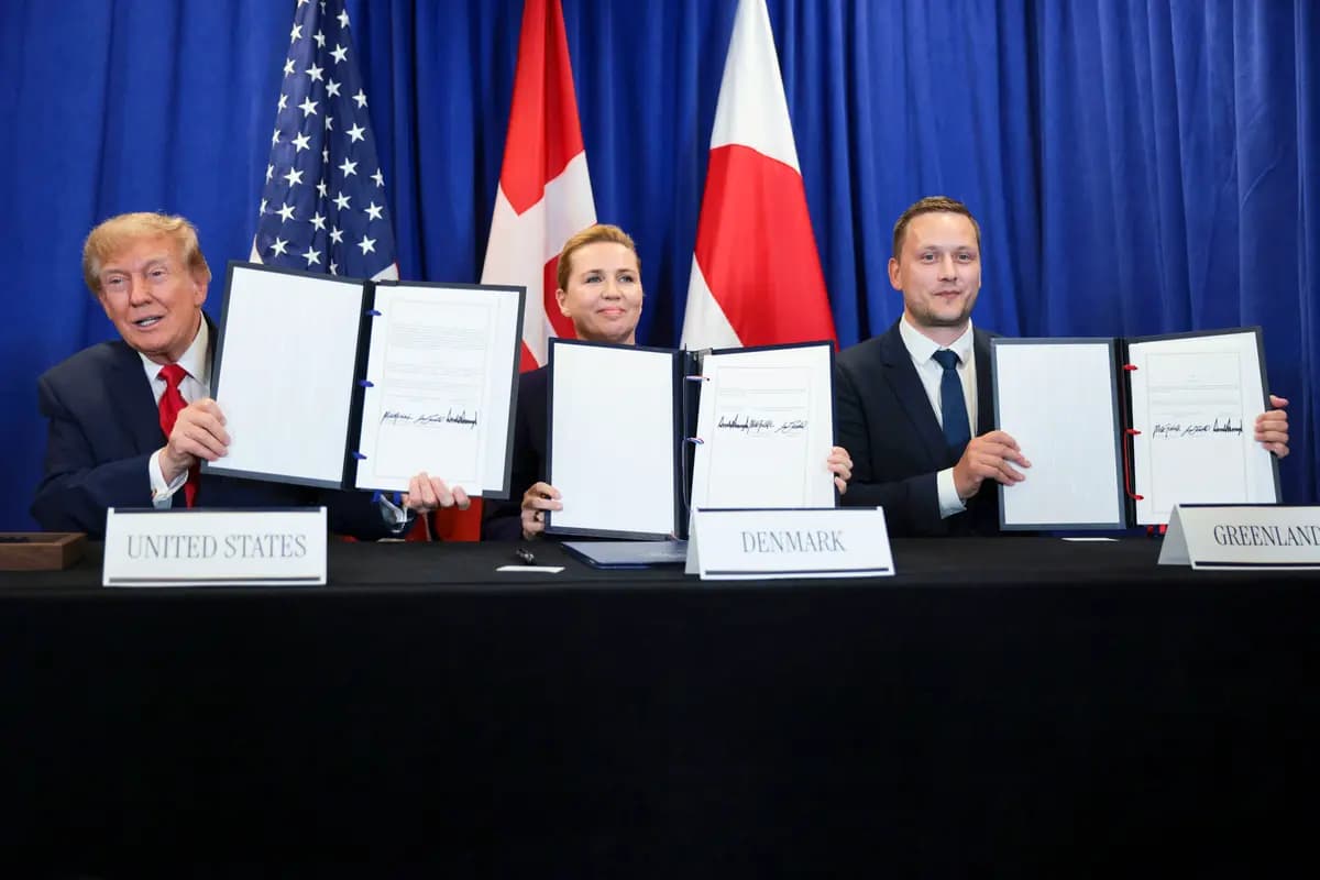 <em>(De izquierda a derecha) El presidente de Estados Unidos, Donald Trump, la primera ministra de Dinamarca, Mette Frederiksen, y el primer ministro de Groenlandia, Jens-Frederik Nielsen, sostienen las proclamaciones durante la firma de un pacto de seguridad entre Estados Unidos, Dinamarca y Groenlandia durante la 81.ª sesión de la Asamblea General de la ONU en la ciudad de Nueva York, el 22 de septiembre de 2026. (Chip Somodevilla/Getty Images).</em>