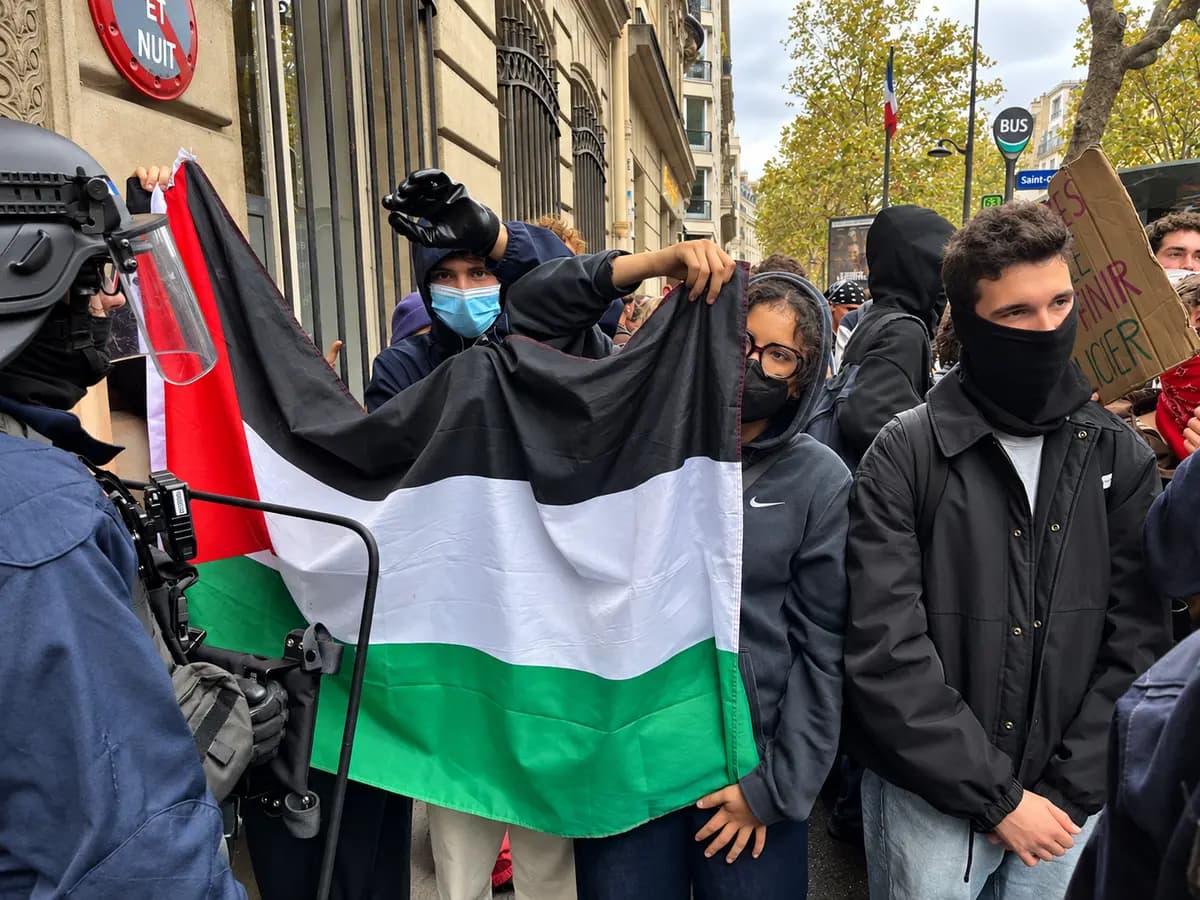 <em>Manifestantes alzan una bandera palestina durante el bloqueo estudiantil cerca de Sciences Po París el 7 de octubre de 2026. (Etienne Fauchaire/The Epoch Times).</em>