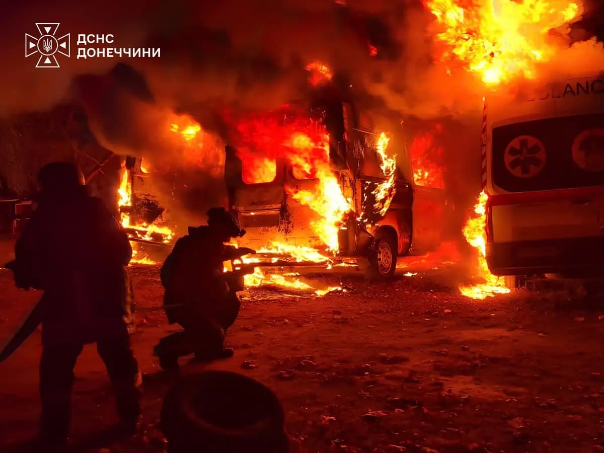Los equipos de rescate apagan un incendio en unas ambulancias tras un ataque ruso contra un centro médico en Kramatorsk, Ucrania, en una foto proporcionada por los Servicios de Emergencia de Ucrania el 6 de octubre de 2026. (Servicios de Emergencia de Ucrania vía AP)