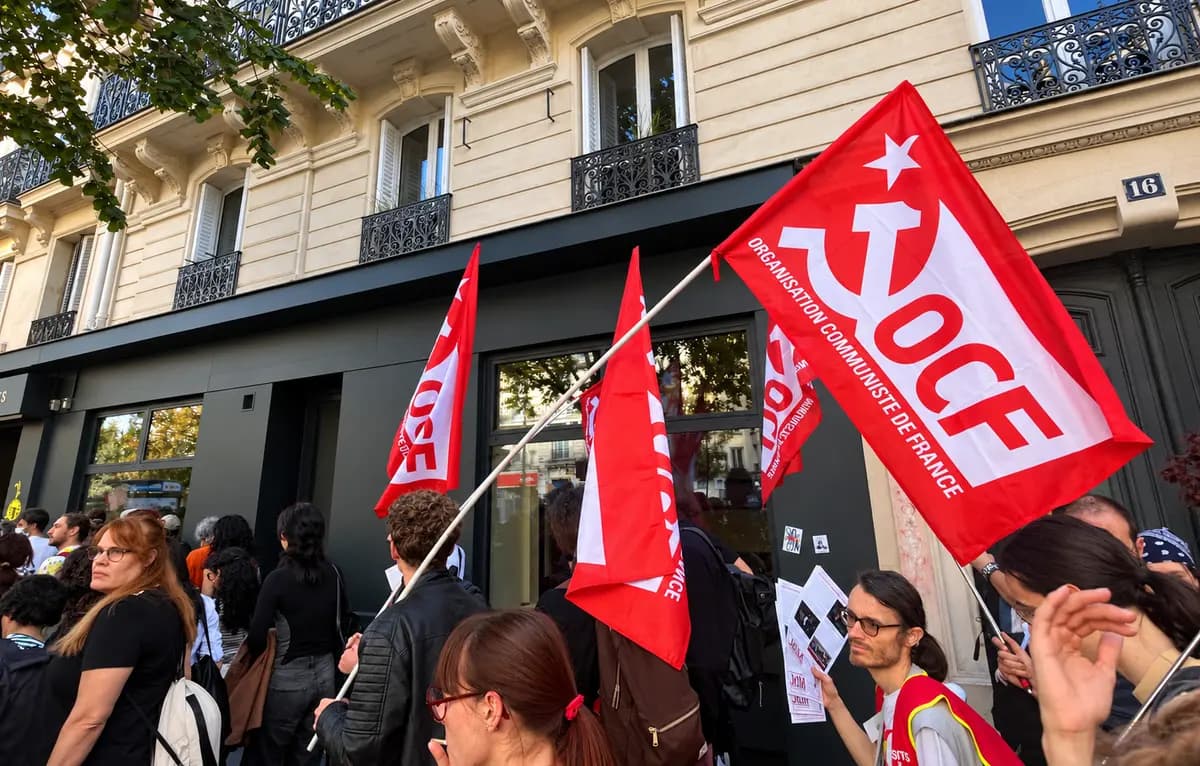 <em>Banderas de la Organización de Trabajadores Comunistas Franceses (OCF) se exhiben durante una protesta nacional de estudiantes de secundaria y universitarios por las condiciones educativas en París el 6 de octubre de 2026. (Etienne Fauhaire/The Epoch Times).</em>