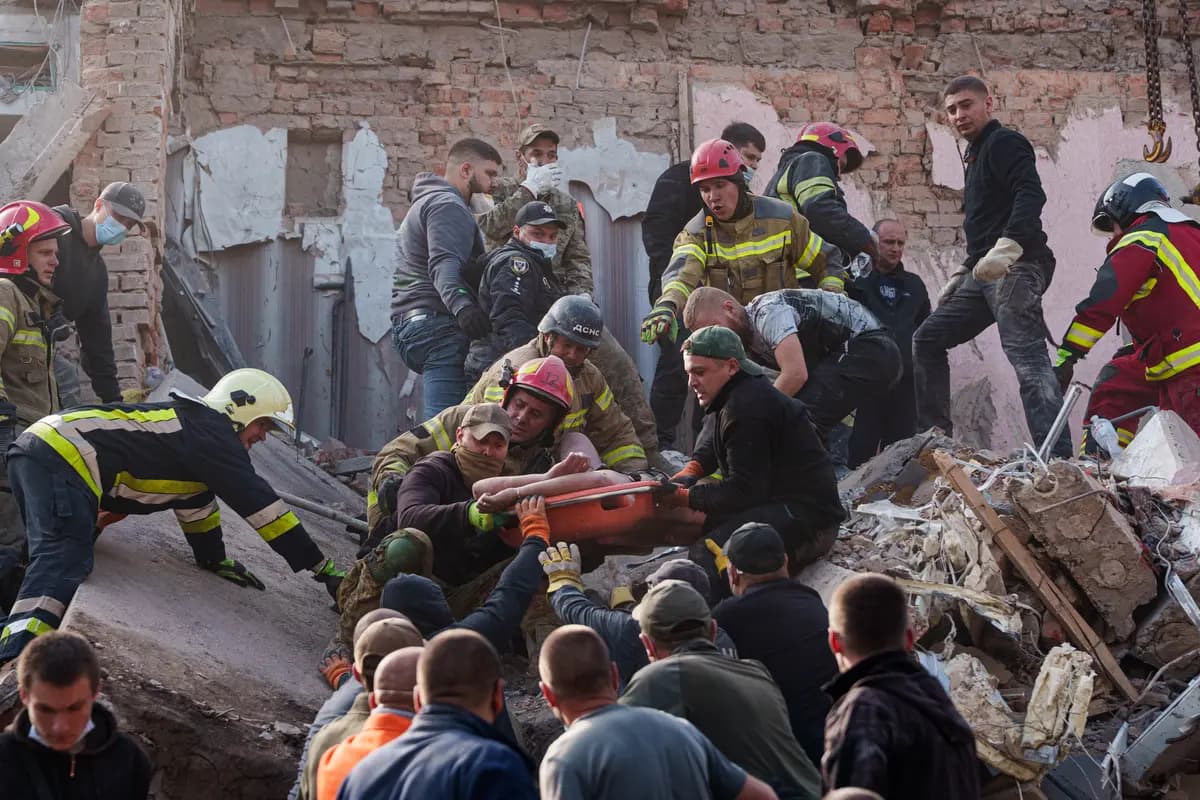 Vecinos y rescatistas sacan a un hombre herido de un edificio residencial destruido por un ataque con misiles rusos en Pryluky, Ucrania, el miércoles 7 de octubre de 2026. (Foto AP/Evgeniy Maloletka)
