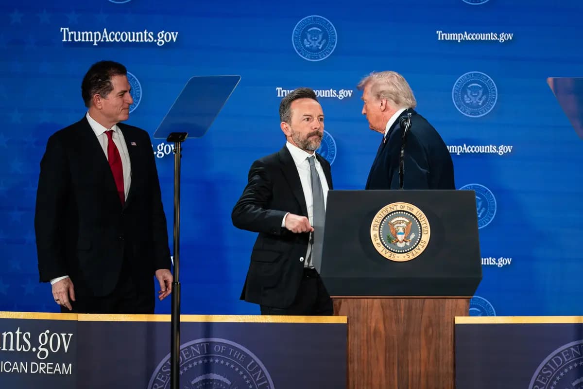(De izquierda a derecha) El fundador y director ejecutivo de Dell Technologies, Michael Dell; el fundador y director ejecutivo de Altimeter Capital, Brad Gerstner; y el presidente Donald Trump durante la cumbre de las Cuentas Trump en el Auditorio Andrew W. Mellon de Washington, el 28 de enero de 2026. (Madalina Kilroy/The Epoch Times)
