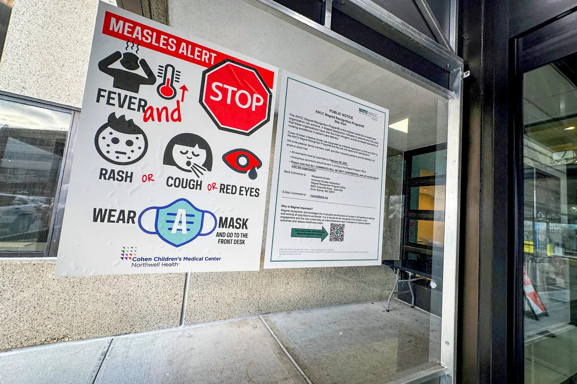 Un cartel de alerta por sarampión cuelga a la entrada de un centro médico en Nueva York el 14 de marzo de 2025. (Shannon Stapleton/Reuters/Foto de archivo).