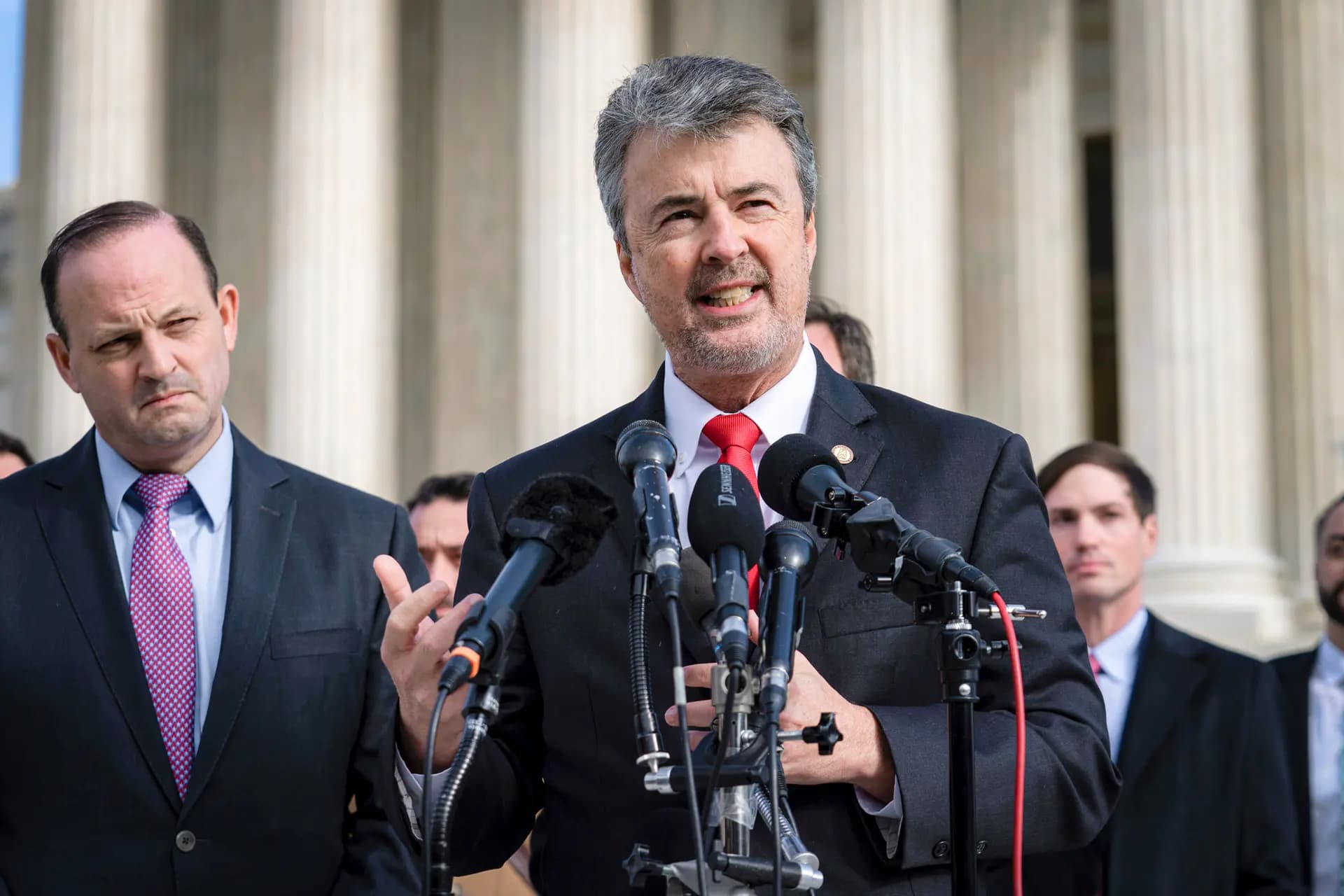 El fiscal general de Alabama, Steve Marshall, habla con periodistas frente a la Corte Suprema en Washington el 4 de diciembre de 2024. En 2025, cuando un caso sobre vacunas contra la comunidad amish del estado de Nueva York llegó a la Corte Suprema de Estados Unidos, Marshall lideró una coalición de 21 estados en un escrito de amicus curiae en apoyo de las familias amish por motivos de libertad religiosa. (Foto: Jose Luis Magana/AP).