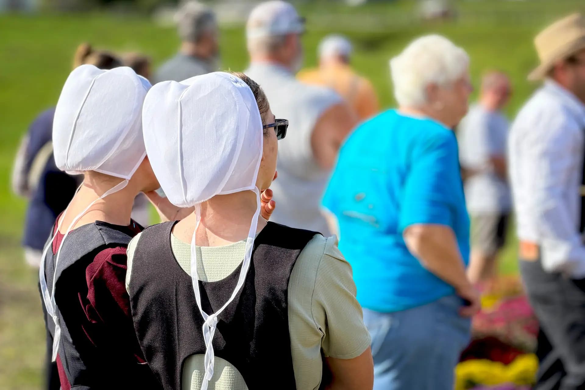 Dos mujeres amish observan cómo se venden flores durante la subasta de productos agrícolas del valle de Mohawk en Fort Plain, Nueva York, el 18 de septiembre de 2026. (Allan Stein/The Epoch Times).