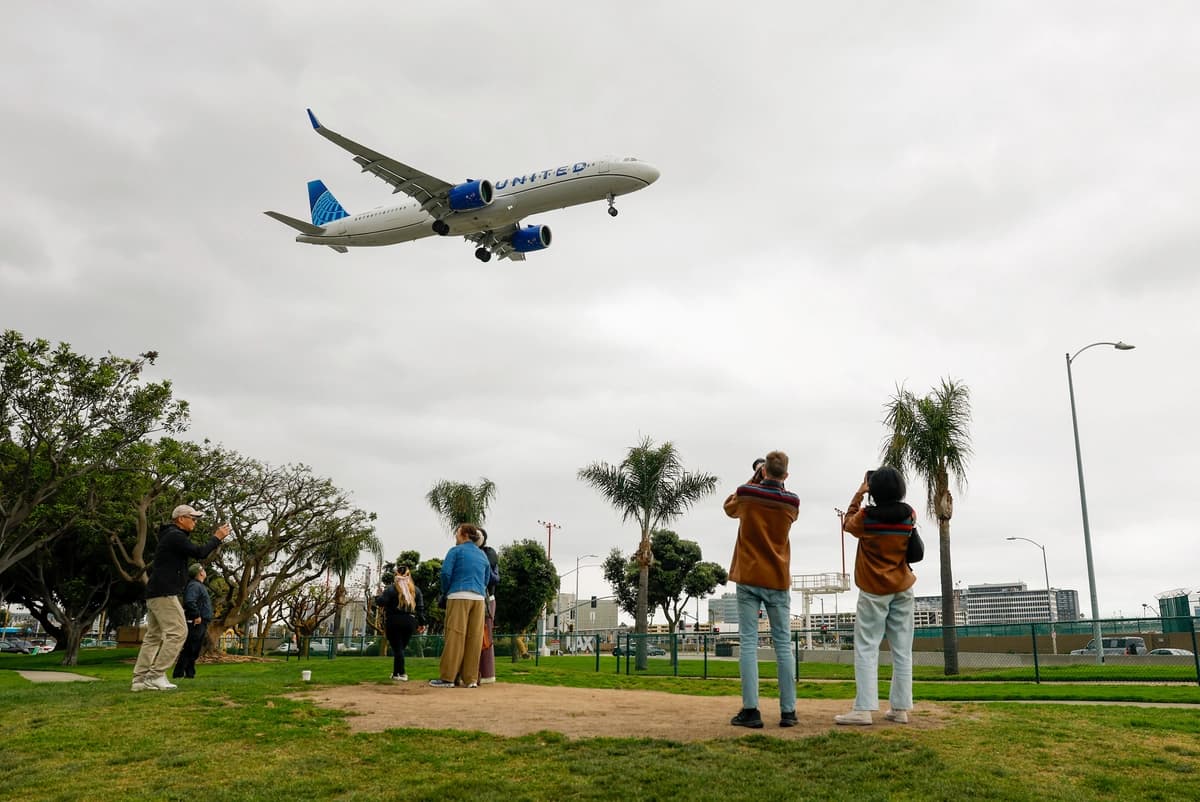Un avión de United Airlines aterriza en el Aeropuerto Internacional de Los Ángeles el 21 de abril de 2026. (Justin Sullivan/Getty Images)