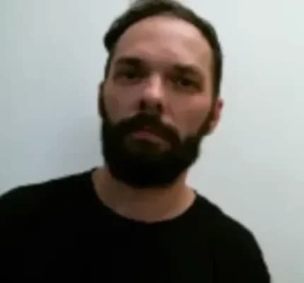 John Young Cotter Johnstone, del Reino Unido, se quedó en el país tras la expiración de su visado en 2022. Fue detenido en mayo en Nevada y acusado de torturar animales. (DHS)