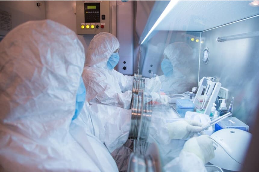 Esta fotografía sin fecha, difundida en 2019 por el Instituto de Investigación contra Epidemias de Irkutsk (para Siberia y el Lejano Oriente), muestra a trabajadores del instituto en un laboratorio. Instituto de Investigación contra Epidemias de Irkutsk para Siberia y el Lejano Oriente. (Vía AP).