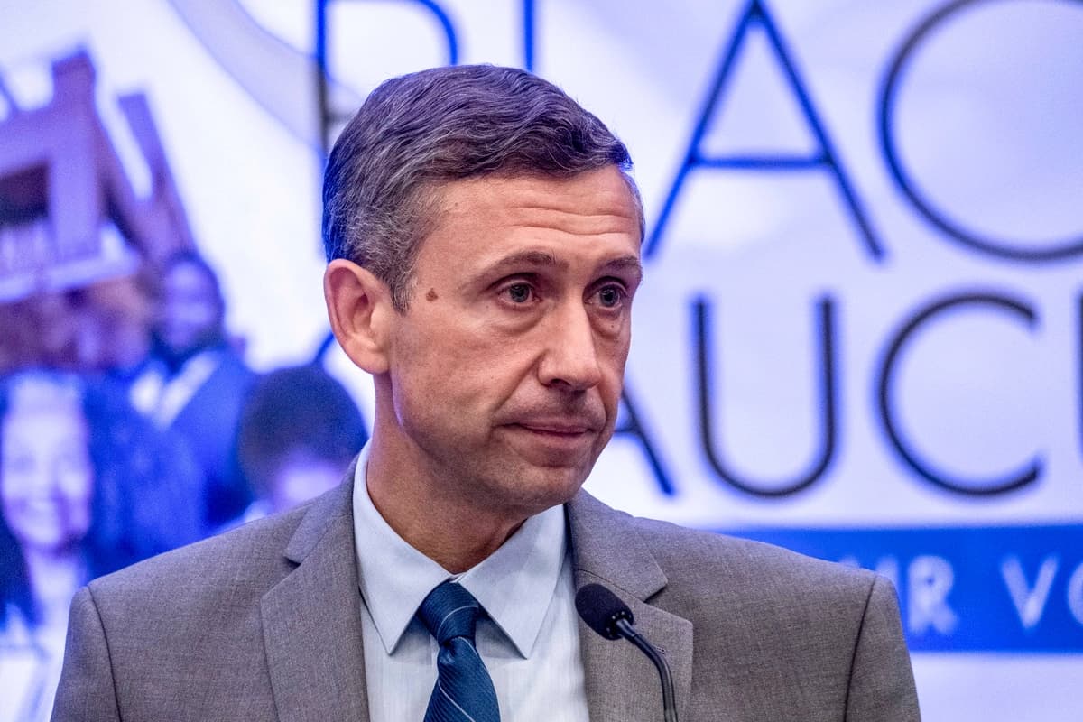 El presidente del Comité Nacional Demócrata, Ken Martin, interviene durante la reunión del Caucus Negro, celebrada en Austin, Texas, el 13 de agosto de 2026, como parte de la Reunión de Verano del DNC. (Foto AP/Joel Angel Juarez).