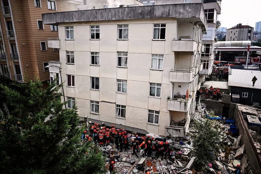 Bomberos y equipos de rescate turcos de la Presidencia Turca de Gestión de Desastres y Emergencias (AFAD) buscan a las víctimas y trabajan entre los escombros de un edificio derrumbado en el distrito de Maltepe, en Estambul, el 8 de octubre de 2026. Un bloque de viviendas de siete plantas se derrumbó en Estambul el 8 de octubre de 2026, causando la muerte de al menos dos persona, según informó la Gobernación de Estambul. (Ozan KOSE / AFP vía Getty Images)