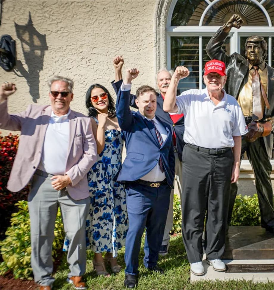 El organizador Steven Barber (izquierda), el empresario Anthony Constantino (centro), el escultor George Lundeen (segundo por la derecha) y el presidente Donald Trump durante la inauguración del "Monumento al Desafío", una estatua de bronce de Trump de 7 pies de altura, en el Trump International Golf Club de West Palm Beach, Florida, el 12 de abril de 2025. (Cortesía de Steven Barber)