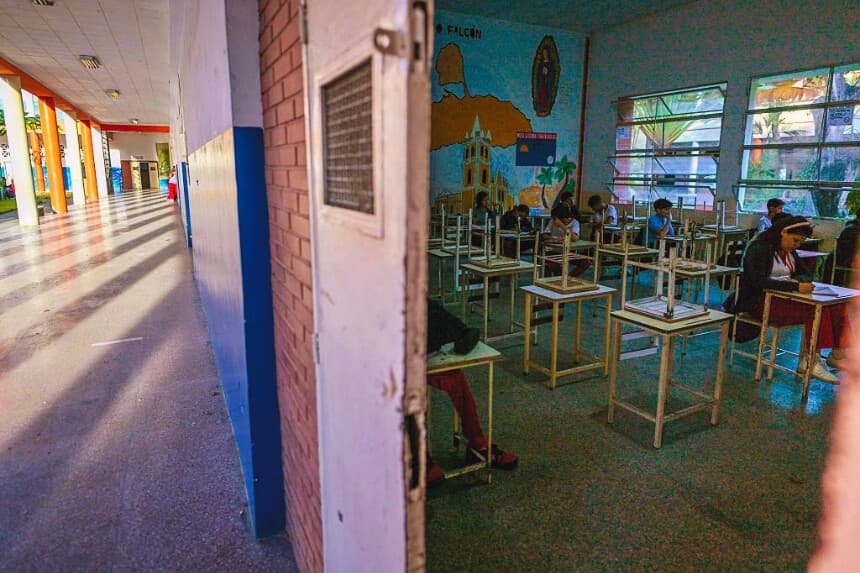 Los alumnos se sientan en el interior de un aula al comienzo del nuevo curso escolar en Caracas, el 12 de enero de 2026. (Juan BARRETO / AFP vía Getty Images)