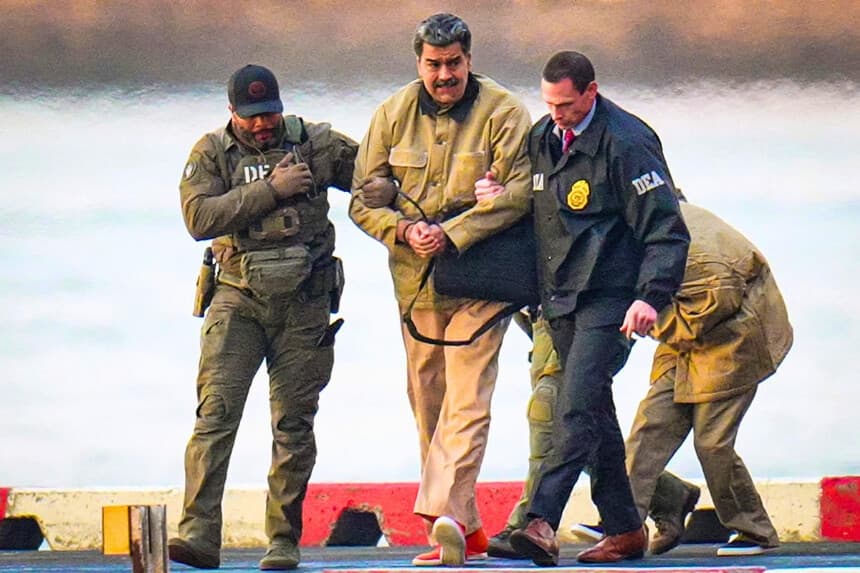 Nicolás Maduro y su esposa, Cilia Flores (al fondo), son escoltados por agentes federales tras aterrizar en un helipuerto de Manhattan, mientras se dirigen a un vehículo blindado rumbo a una corte federal en la ciudad de Nueva York el 5 de enero de 2026. (XNY/Star Max/GC Images).