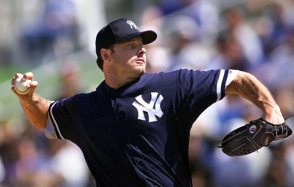 <em>El lanzador de los Yankees de Nueva York, Roger Clemens, realiza su primer lanzamiento como jugador de los Yankees durante un partido de entrenamiento con los Reales de Kansas City en el Baseball City Stadium el 6 de marzo de 1999. (Tony Ranze/AFP vía Getty Images).</em>