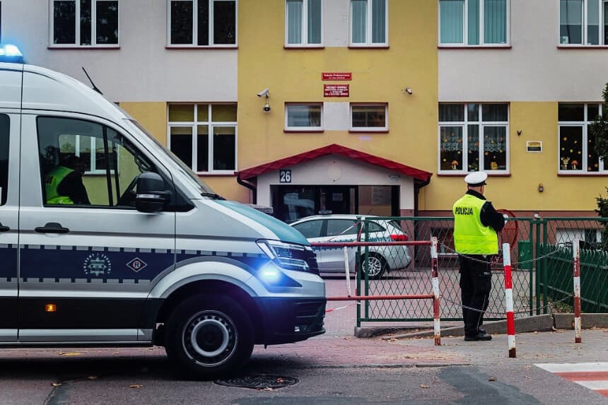 Varios agentes de policía se encuentran frente al colegio donde un joven de 15 años apuñaló mortalmente al conserje de su antiguo colegio e hirió a otros dos adultos en la escuela primaria Juan Pablo II de Leszczydol-Nowiny, Polonia, el 8 de octubre de 2026, un día después de que un ataque similar con arma blanca dejara nueve heridos en un instituto polaco, según informó la policía. La policía detuvo al joven tras el ataque en la escuela primaria Juan Pablo II de Leszczydol-Nowiny, una pequeña localidad situada a 70 kilómetros (40 millas) al noreste de Varsovia, según informó un portavoz policial a la AFP. (Wojtek RADWANSKI / AFP vía Getty Images)