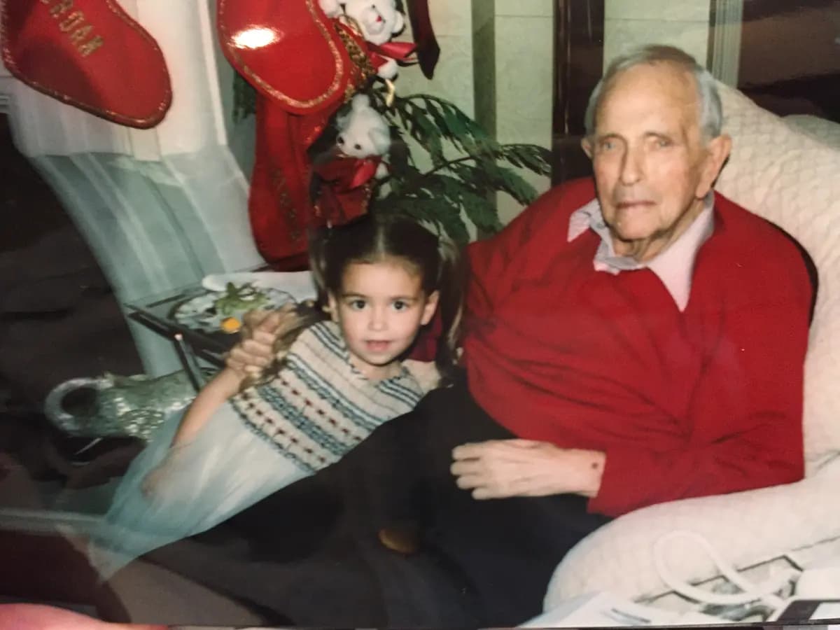 Julia Davis y su abuelo, Marvin Davis. (Cortesía de Julia James Davis).