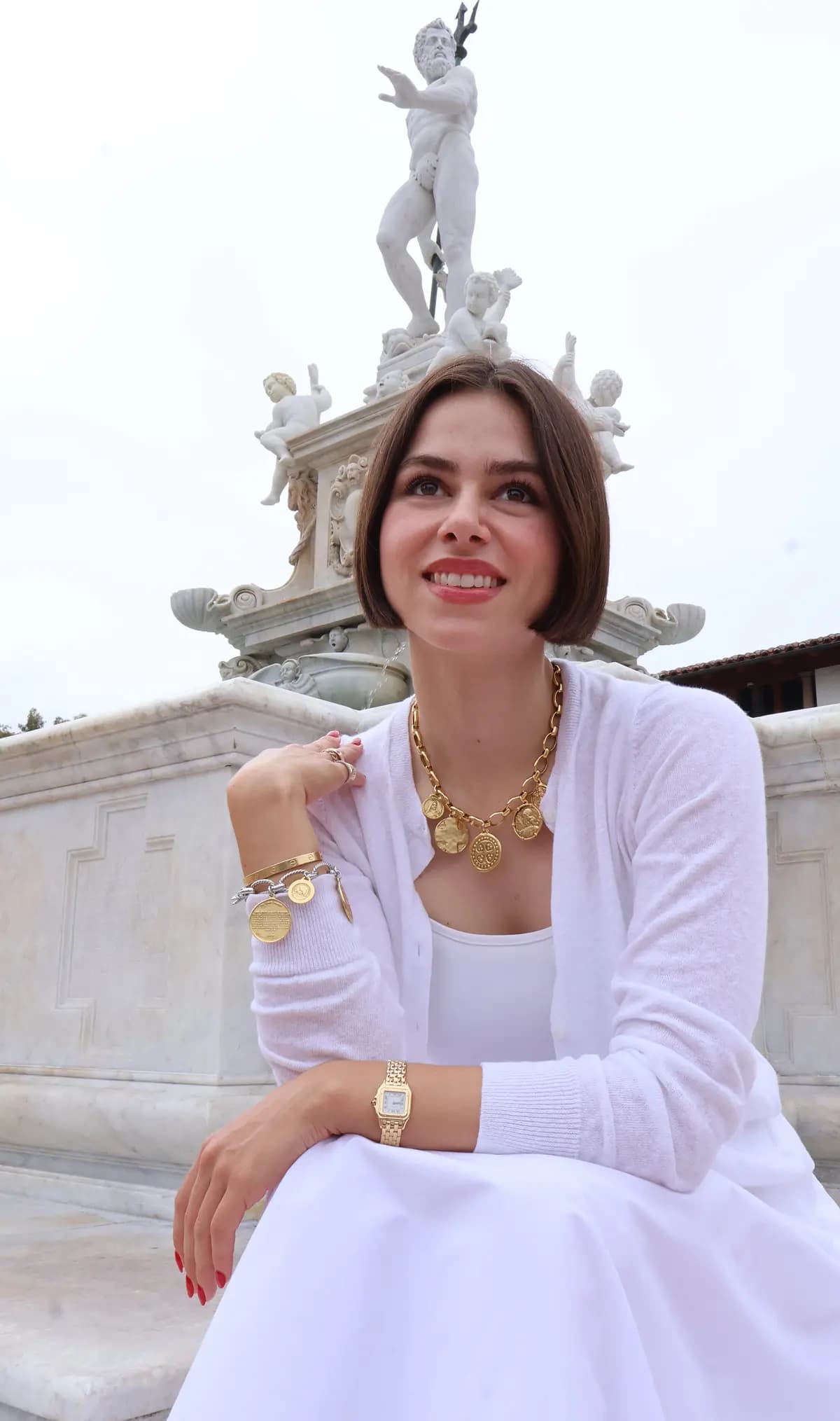 Davis luce joyas de Jay Day. (Cortesía de Julia James Davis).