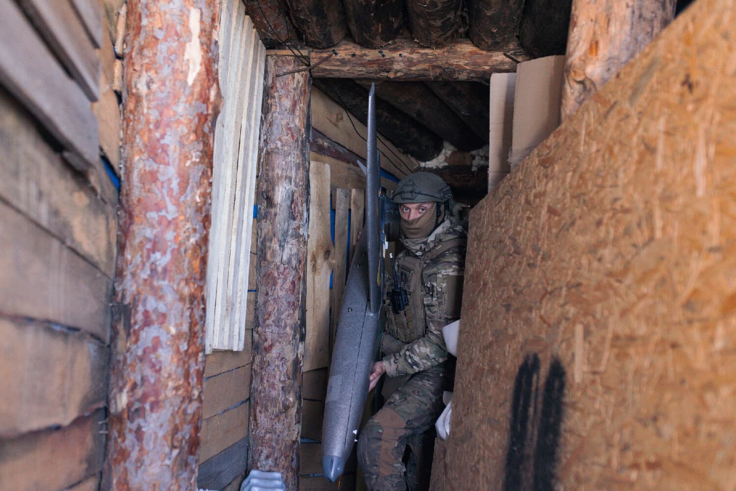 Un soldado de la unidad de vehículos aéreos no tripulados «Taifun» transporta un dron de ataque de nuevo modelo «Marsianin» a lo largo de una línea de trincheras el 7 de abril de 2026 en la región de Járkov, Ucrania. (Nikoletta Stoyanova/Getty Images)