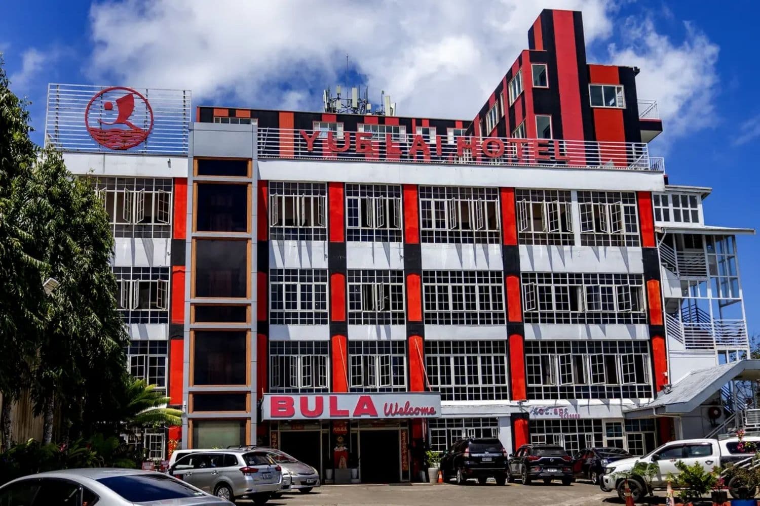 Una vista general muestra el Hotel Yue Lai, propiedad del empresario local Zhao Fugang, en Suva, Fiyi, el 8 de octubre de 2026. (AFP vía Getty Images)