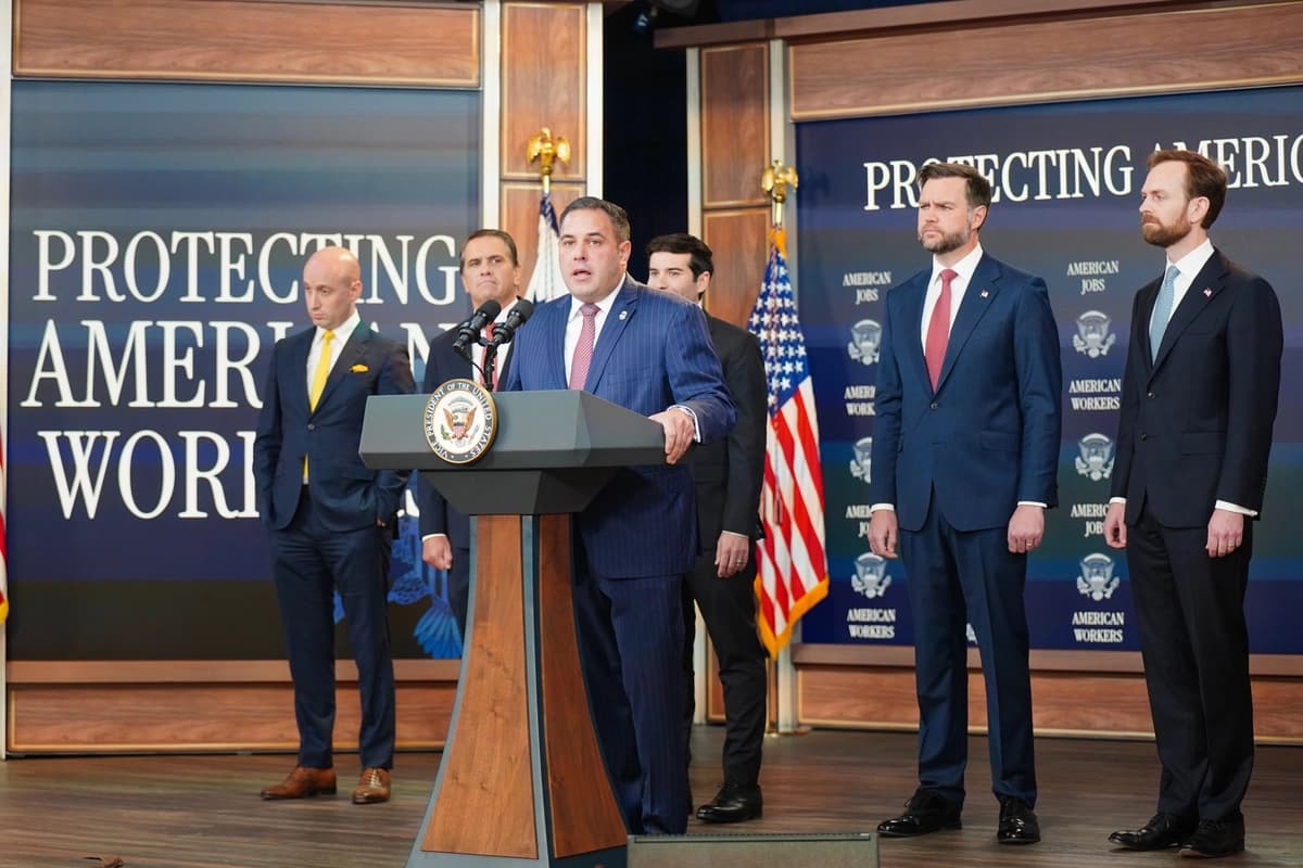 El inspector general del Departamento de Trabajo, Anthony D'Esposito, habla durante una conferencia de prensa del Grupo de Trabajo Antifraude de la Casa Blanca en el Auditorio Sur del Edificio de Oficinas Ejecutivas Eisenhower en Washington, D.C., el 8 de octubre de 2026. (Travis Gillmore/The Epoch Times).