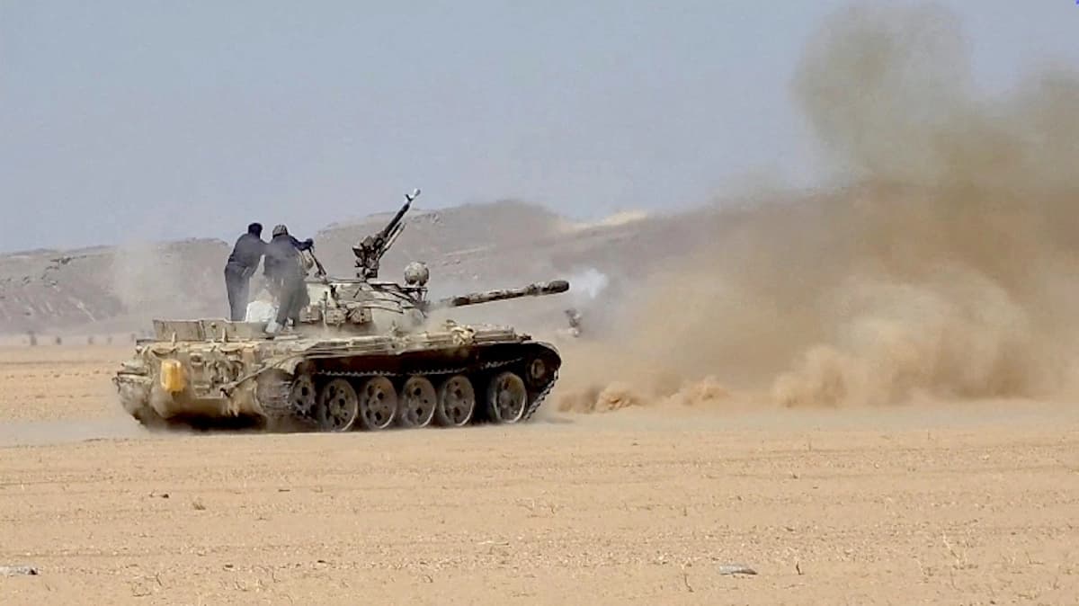 Miembros de las fuerzas gubernamentales yemeníes, respaldadas por Arabia Saudí, durante los enfrentamientos con los hutíes yemeníes, alineados con Irán, en una localidad situada cerca de Al-Hazm (Yemen), el 9 de septiembre de 2026. (Centro de Prensa de las Fuerzas Armadas yemeníes a través de Reuters)
