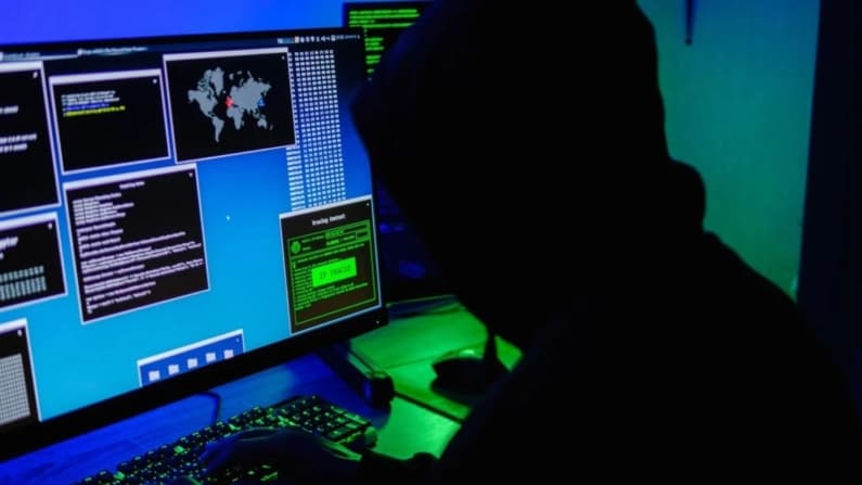 EE. UU. ofrece USD 10 millones por información sobre chino acusado de robar estudios de COVID-19