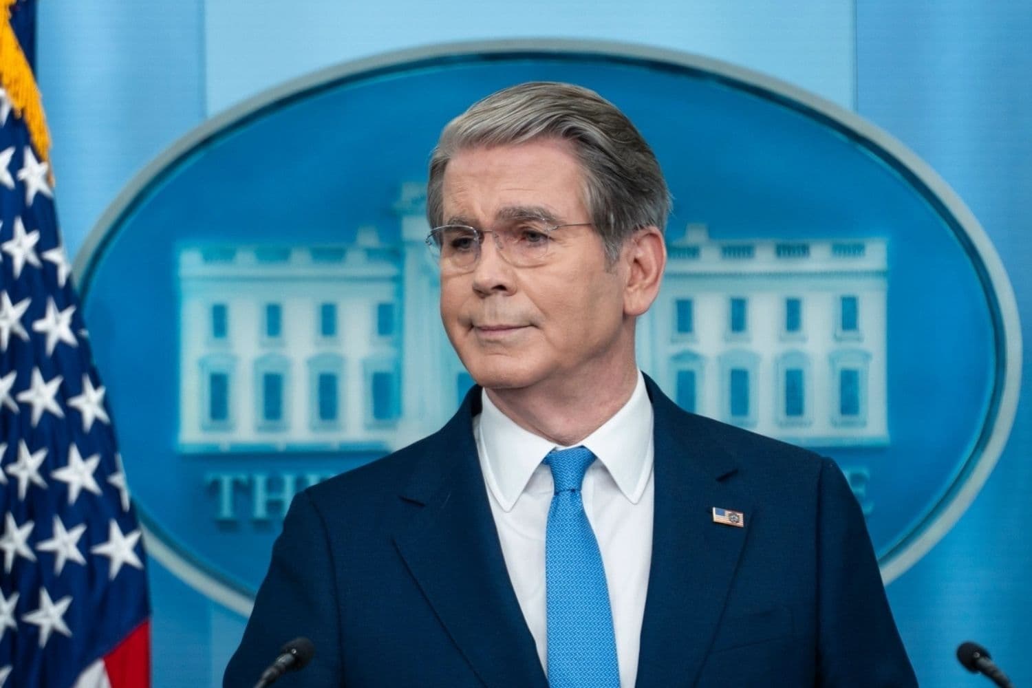 El secretario del Tesoro, Scott Bessent, habla durante una conferencia de prensa en la Casa Blanca el 28 de mayo de 2026. (Madalina Kilroy/The Epoch Times)
