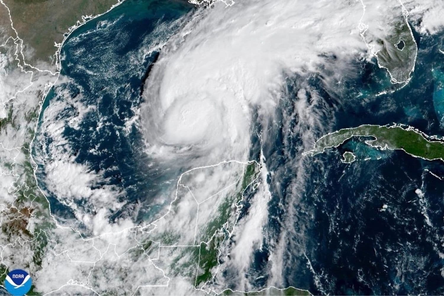 Esta imagen satelital de la Administración Nacional Oceánica y Atmosférica (NOAA) muestra al huracán Isaias avanzando hacia la costa del Golfo de Estados Unidos el 8 de octubre de 2026. (Administración Nacional Oceánica y Atmosférica (NOAA) vía AP)
