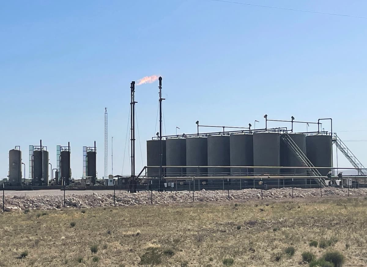Se observa la quema de metano en una planta de procesamiento de gas en la Cuenca Pérmica, en Nuevo México, el 6 de abril de 2023. (Liz Hampton/Reuters).