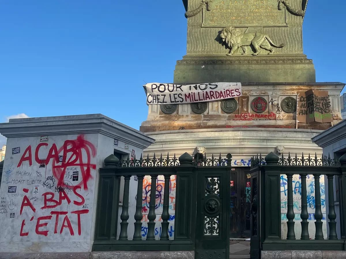 La base de la Columna de Julio en la Place de la Bastille fue vandalizada con grafitis tras una protesta de estudiantes de secundaria en París el 8 de octubre de 2026. Entre los grafitis se encontraban las frases "ACAB", un eslogan despectivo contra la policía, y "Abajo el Estado". (Etienne Fauchaire/The Epoch Times).