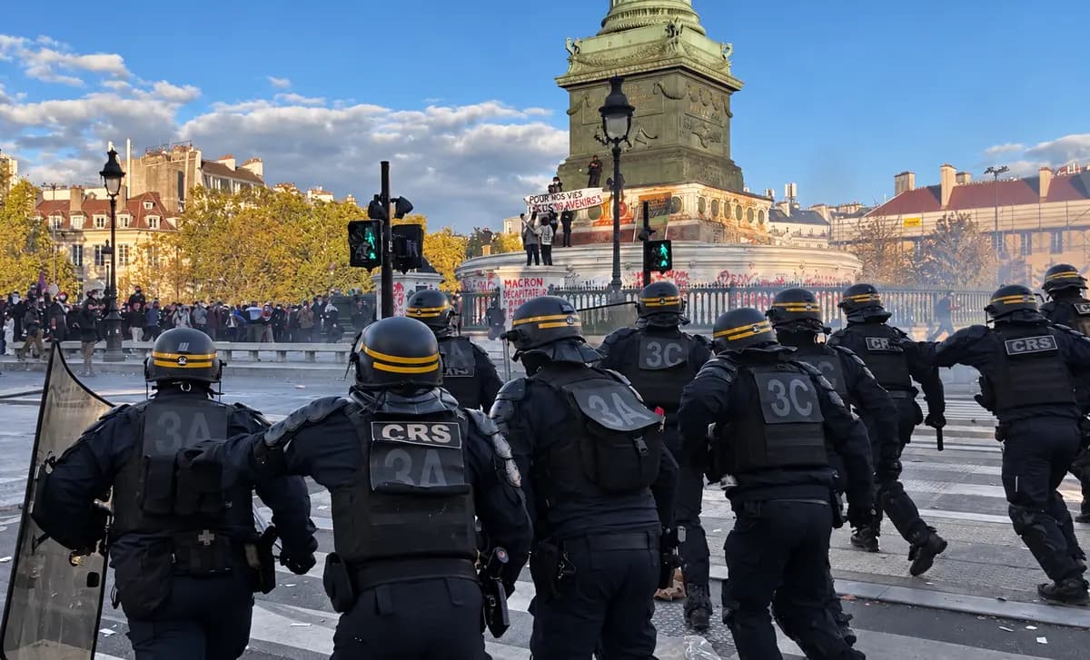 La policía antidisturbios francesa avanza hacia los manifestantes en medio de gases lacrimógenos en la Plaza de la Bastilla durante una protesta de estudiantes de secundaria en París el 8 de octubre de 2026. (Etienne Fauchaire/The Epoch Times).