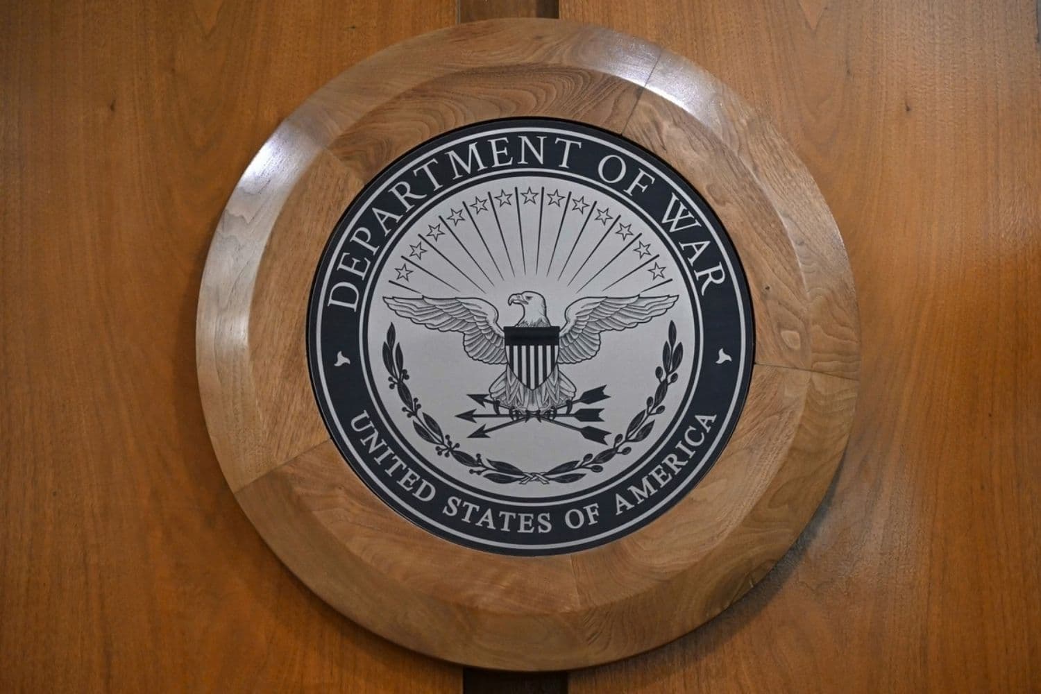 El nuevo logotipo del Departamento de Guerra en el Pentágono, en Arlington, Virginia, el 8 de septiembre de 2025. (Andrew Caballero-Reynolds/AFP vía Getty Images)
