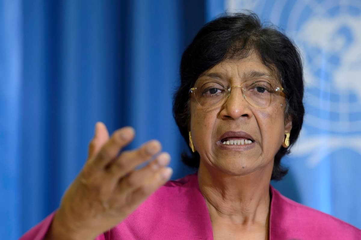 La Alta Comisionada de las Naciones Unidas para los Derechos Humanos, la sudafricana Navi Pillay, responde a las preguntas de los periodistas sobre la situación de los derechos humanos en el mundo, durante una conferencia de prensa en el Club de Prensa de Ginebra, en Ginebra, Suiza, el 31 de julio de 2014. (Keystone, Martial Trezzini /AP).