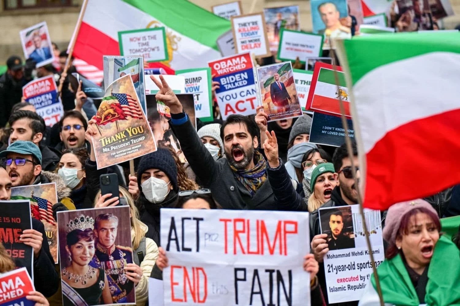 Manifestantes anti-régimen iraní corean consignas durante una manifestación frente al Consulado de Estados Unidos en Milán, Italia, el 13 de enero de 2026. (Piero Cruciatti / AFP vía Getty Images).