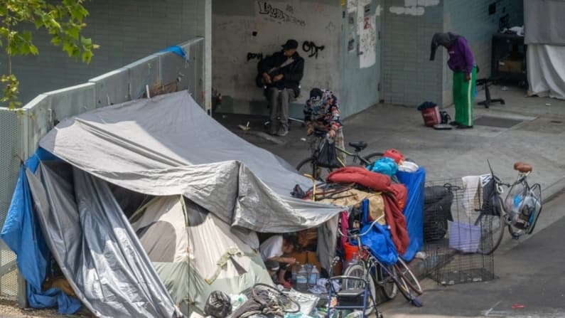 Detienen a 23 personas en operativo antidrogas en Skid Row, Los Ángeles