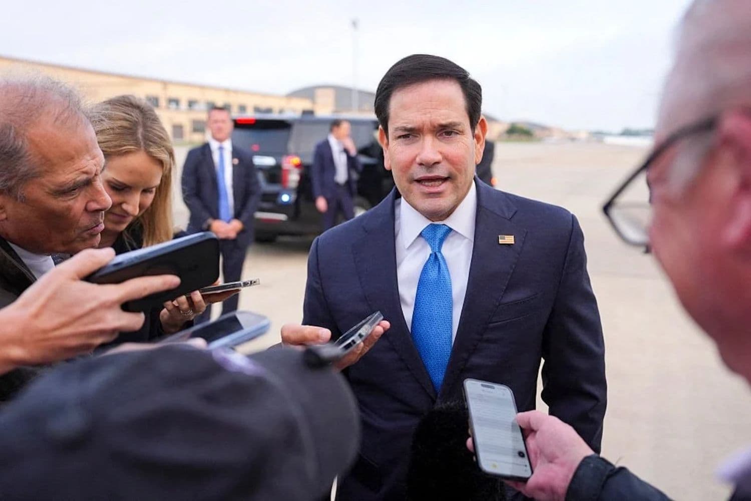 El secretario de Estado Marco Rubio habla con la prensa antes de embarcar en un avión con destino a Islandia en la Base Conjunta Andrews, Maryland, el 5 de octubre de 2026. (Mark Schiefelbein/AFP vía Getty Images).