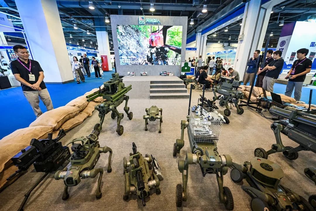El público observa perros robóticos diseñados para uso militar y policial, durante la 14.ª Exposición Internacional de Electrónica de Defensa de China en Beijing, el 15 de septiembre de 2026. (Adek Berry/AFP vía Getty Images)
