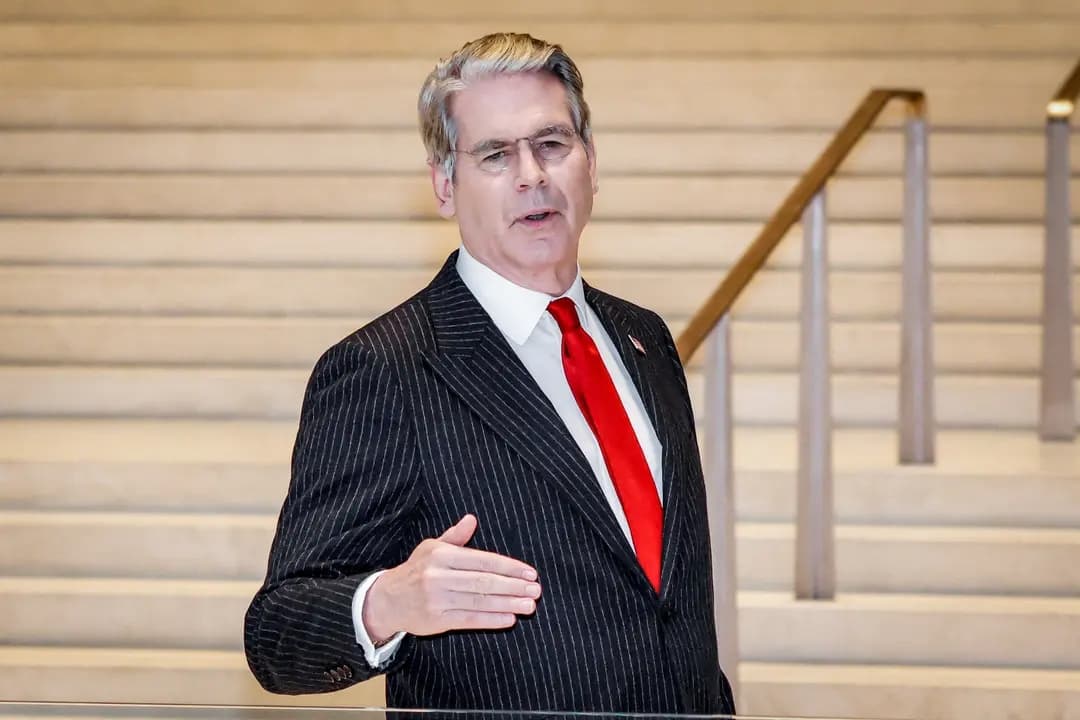 El secretario del Tesoro de EE. UU., Scott Bessent, llega a una reunión con el viceprimer ministro chino He Lifeng en Nueva York el 20 de septiembre de 2026. He, el principal negociador comercial de China, se encontraba en Estados Unidos para mantener conversaciones previas a una cumbre entre el presidente de EE. UU., Donald Trump, y el líder chino, Xi Jinping. (Kena Betancur/AFP vía Getty Images)