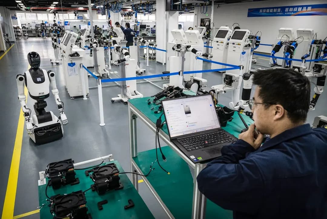 Un ingeniero prueba robots humanoides en el Centro de Innovación de Robots Humanoides de Beijing, el 20 de marzo de 2026. China está invirtiendo decenas de mil millones de dólares para impulsar su sector de robots humanoides. (Kevin Frayer/Getty Images)