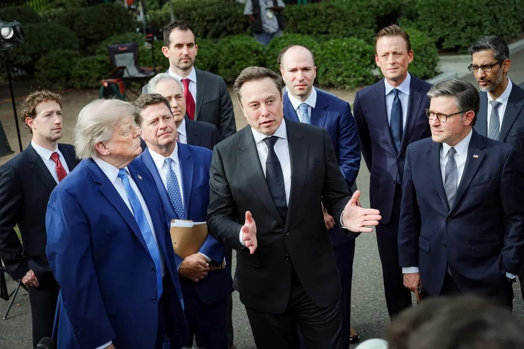 El presidente Donald Trump aparece junto a (de izquierda a derecha) el director ejecutivo de Meta, Mark Zuckerberg; el director de Inteligencia Nacional, Jay Clayton; el asesor presidencial, David Sacks; el fundador de Anthropic, Tom Brown; el director ejecutivo de SpaceX, Elon Musk; el director ejecutivo de OpenAI, Greg Brockman; el director nacional de Ciberseguridad, Sean Cairncross; el presidente de la Cámara de Representantes, Mike Johnson (R-La.), y el director ejecutivo de Google, Sundar Pichai, durante una rueda de prensa con ejecutivos del sector de la IA tras una reunión en la Casa Blanca el 29 de septiembre de 2026. (Kevin Dietsch/Getty Images)