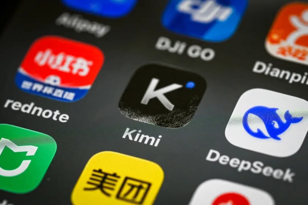 El ícono de la aplicación Kimi, de la empresa emergente de inteligencia artificial Moonshot, en un teléfono celular en Beijing el 17 de julio de 2026. Dado que los parámetros numéricos de los modelos de peso abierto gratuitos, como Kimi, se publican abiertamente y los usuarios pueden descargarlos y modificarlos, “requieren mucha menos infraestructura para poder implementarse rápidamente”, señaló Joel Thayer, del America First Policy Institute. (Greg Baker/AFP vía Getty Images)
