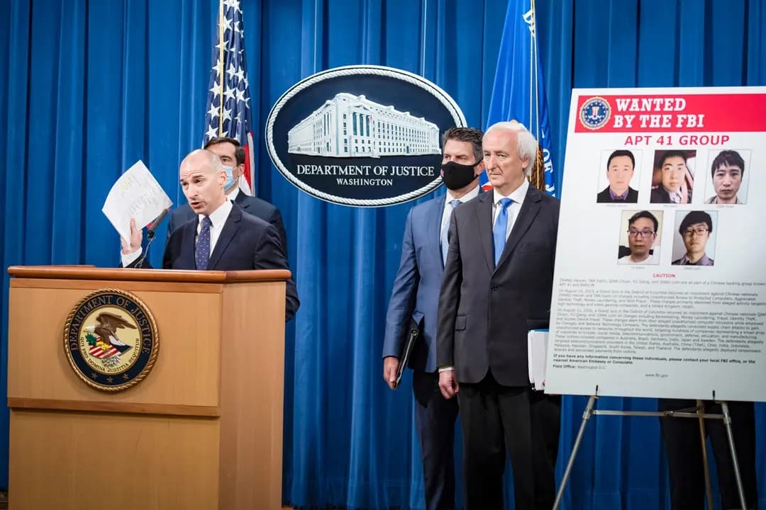 El entonces fiscal federal interino del Distrito de Columbia, Michael R. Sherwin, anuncia el enjuiciamiento de ciudadanos chinos por ataques cibernéticos dirigidos a más de 100 empresas e instituciones, en el Departamento de Justicia en Washington el 16 de septiembre de 2020. Los ataques se infiltraron en empresas de redes sociales y videojuegos, universidades y proveedores de telecomunicaciones en Estados Unidos y en el extranjero. (Tasos Katopodis/Pool vía AP)