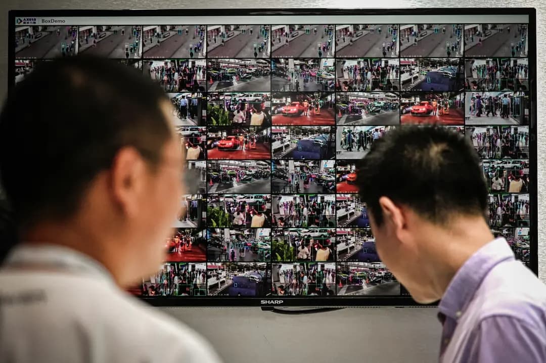 Se observa a personas en numerosas imágenes captadas por cámaras de seguridad de circuito cerrado, proyectadas en una pantalla durante la Conferencia Mundial de Inteligencia Artificial celebrada en Shanghái el 6 de julio de 2023. (Wang Zhao/AFP vía Getty Images)