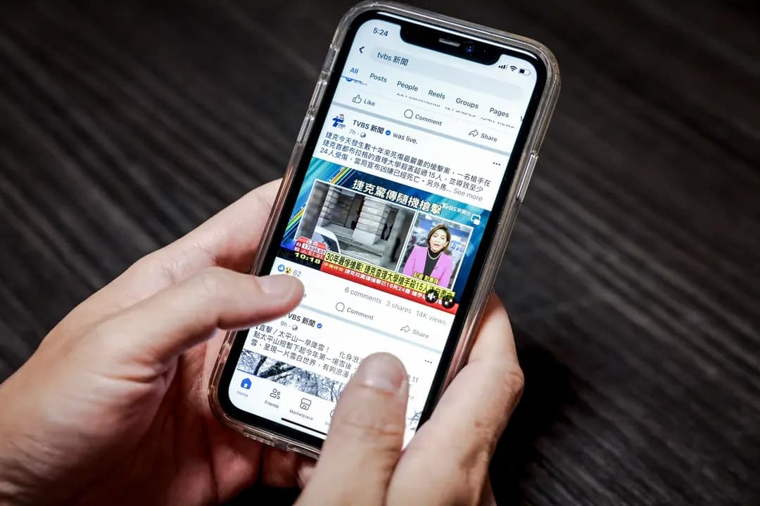 Un usuario consulta contenido de noticias en Facebook, en Taipéi, el 22 de diciembre de 2023, en esta ilustración fotográfica. En el período previo a las elecciones de Taiwán de enero de 2024, China inundó a los votantes de la isla con una ola de desinformación online, desde deepfakes hasta videos de TikTok. (I-Hwa Cheng/AFP vía Getty Images)