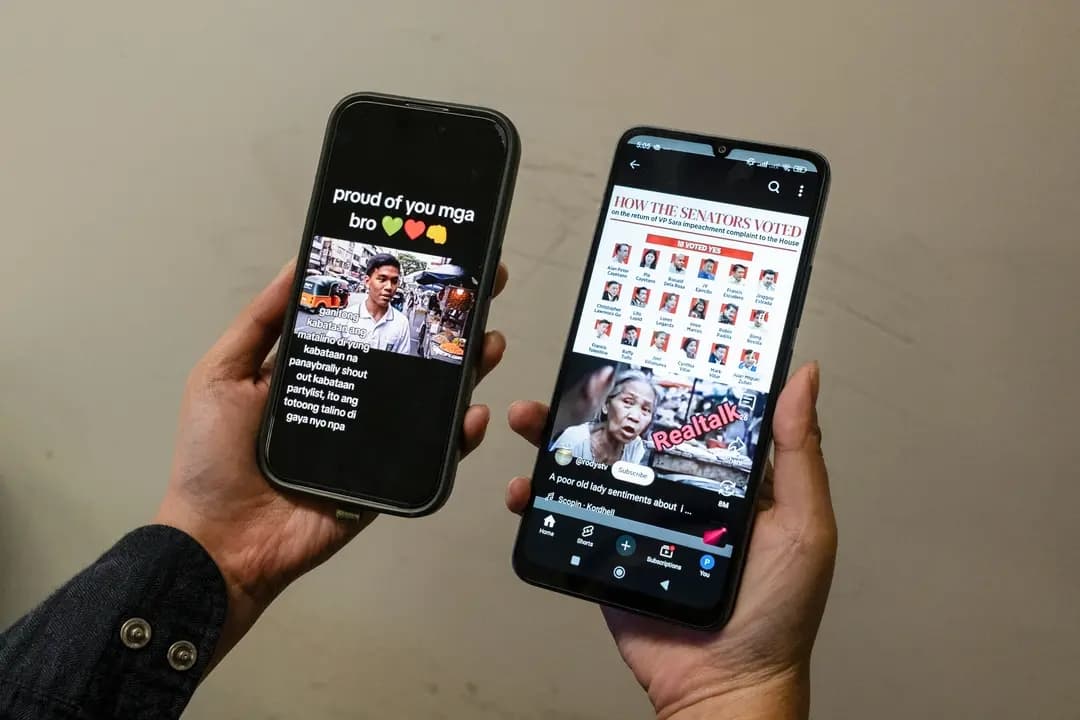 Una persona sostiene teléfonos celulares en los que se ven videos virales generados por IA de personas que comparten opiniones sobre el juicio político a la vicepresidenta filipina Sara Duterte, en Hong Kong, el 20 de junio de 2025. Días después de que el Senado filipino se negara a iniciar el juicio político, los videos a favor y en contra de la medida se volvieron virales. (Yan Zhao/AFP vía Getty Images)