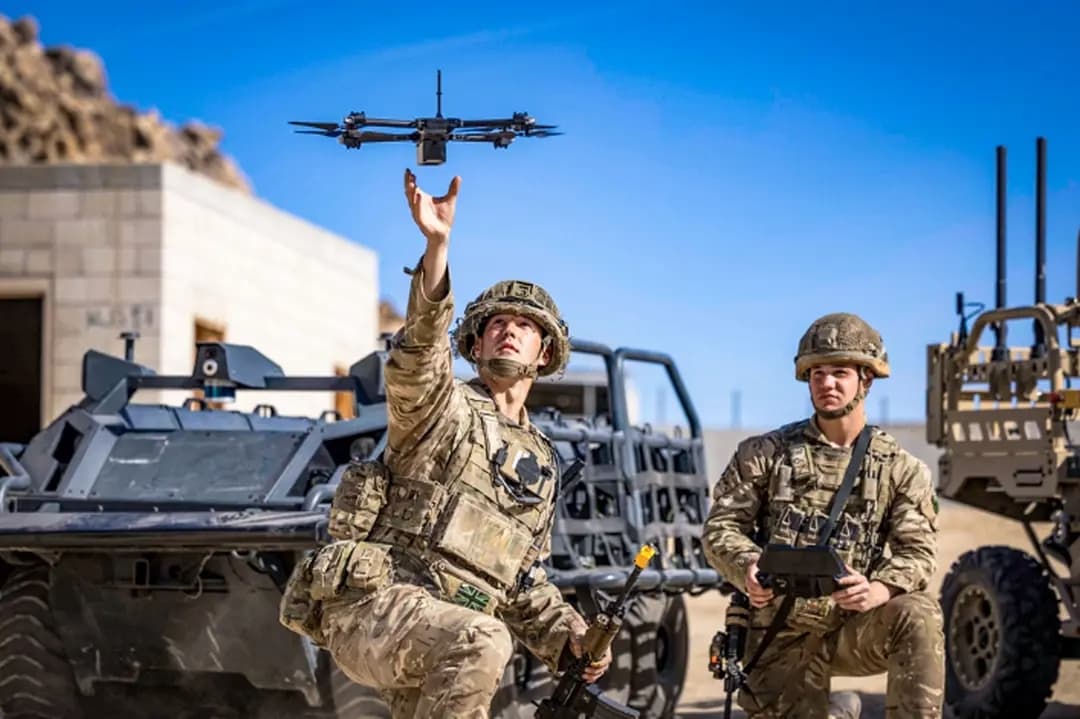 Soldados británicos lanzan un dron durante los ejercicios del Proyecto Convergencia en Fort Irwin, California, el 4 de noviembre de 2022. Este programa de experimentación, de varios años de duración, está dirigido por el Ejército de los Estados Unidos para poner a prueba futuros conceptos de combate. (DVIDS vía AP)