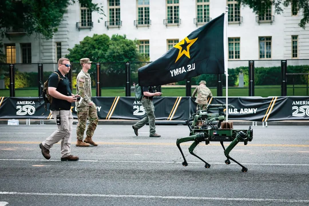 Perros robóticos autónomos desfilan en el desfile del 250.º aniversario del Ejército de los EE. UU. en Washington el 14 de junio de 2025. Los robots están diseñados para reemplazar a soldados, trabajadores y perros de servicio militar en ciertas situaciones peligrosas. (Anna Moneymaker/Getty Images)
